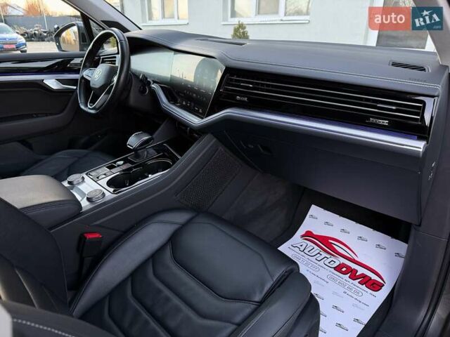 Серый Фольксваген Туарег, объемом двигателя 3 л и пробегом 135 тыс. км за 52999 $, фото 80 на Automoto.ua