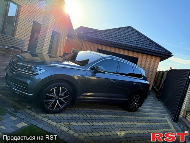 Сірий Фольксваген Туарег, об'ємом двигуна 3 л та пробігом 62 тис. км за 56999 $, фото 1 на Automoto.ua