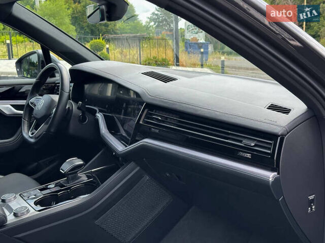 Серый Фольксваген Туарег, объемом двигателя 3 л и пробегом 160 тыс. км за 51500 $, фото 68 на Automoto.ua