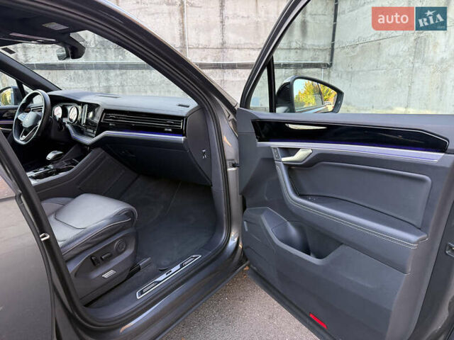 Сірий Фольксваген Туарег, об'ємом двигуна 3 л та пробігом 175 тис. км за 53999 $, фото 36 на Automoto.ua