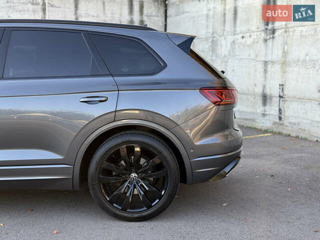 Серый Фольксваген Туарег, объемом двигателя 3 л и пробегом 175 тыс. км за 53999 $, фото 19 на Automoto.ua