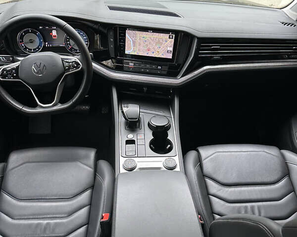 Серый Фольксваген Туарег, объемом двигателя 3 л и пробегом 129 тыс. км за 45500 $, фото 13 на Automoto.ua