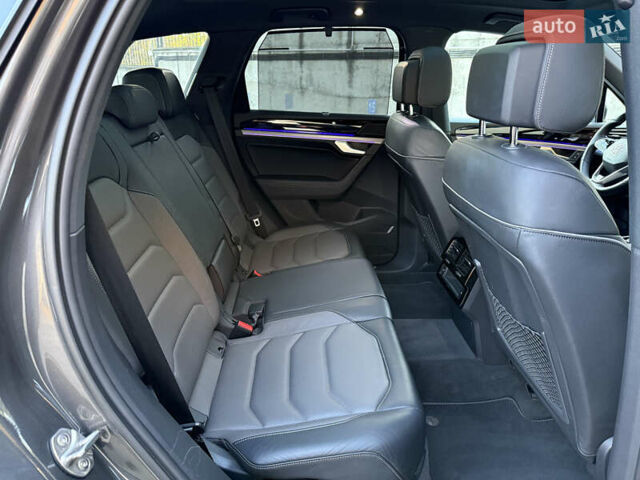 Серый Фольксваген Туарег, объемом двигателя 3 л и пробегом 175 тыс. км за 53999 $, фото 44 на Automoto.ua