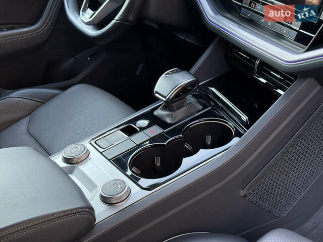 Серый Фольксваген Туарег, объемом двигателя 3 л и пробегом 175 тыс. км за 53999 $, фото 38 на Automoto.ua