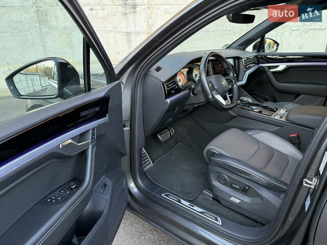 Серый Фольксваген Туарег, объемом двигателя 3 л и пробегом 175 тыс. км за 53999 $, фото 83 на Automoto.ua