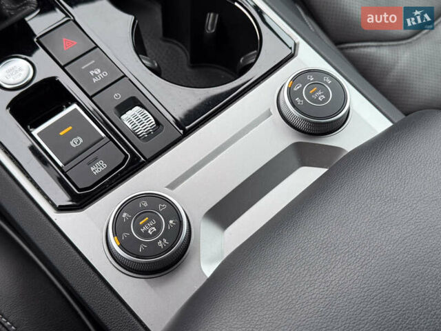 Серый Фольксваген Туарег, объемом двигателя 2.97 л и пробегом 160 тыс. км за 53700 $, фото 46 на Automoto.ua