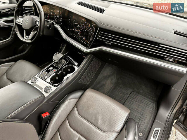 Серый Фольксваген Туарег, объемом двигателя 3 л и пробегом 90 тыс. км за 53500 $, фото 21 на Automoto.ua