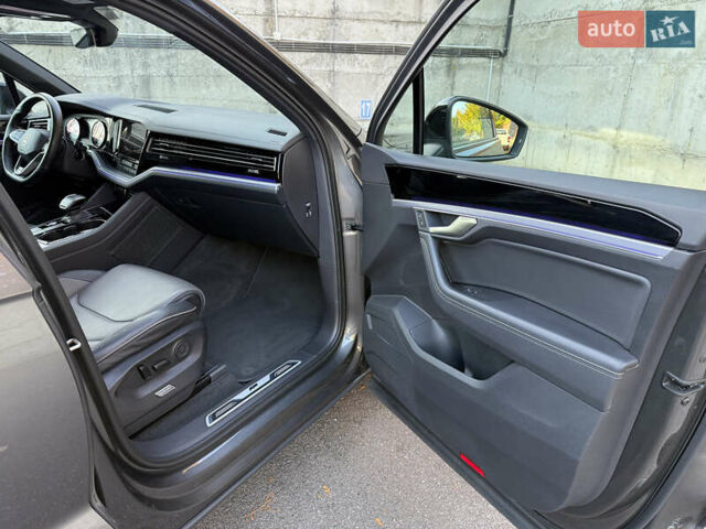 Сірий Фольксваген Туарег, об'ємом двигуна 3 л та пробігом 175 тис. км за 53999 $, фото 37 на Automoto.ua