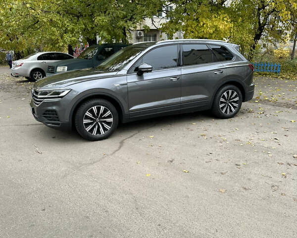 Серый Фольксваген Туарег, объемом двигателя 3 л и пробегом 129 тыс. км за 45500 $, фото 6 на Automoto.ua