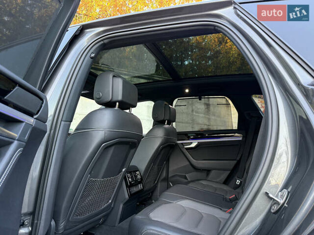 Сірий Фольксваген Туарег, об'ємом двигуна 3 л та пробігом 175 тис. км за 53999 $, фото 76 на Automoto.ua