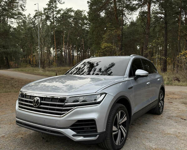 Серый Фольксваген Туарег, объемом двигателя 3 л и пробегом 56 тыс. км за 46900 $, фото 2 на Automoto.ua