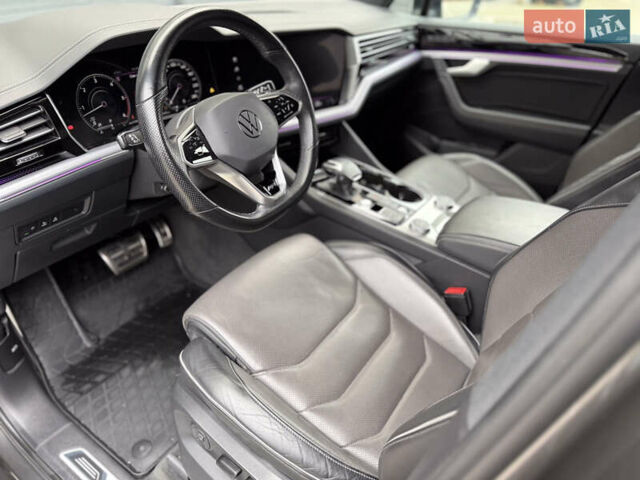 Серый Фольксваген Туарег, объемом двигателя 2.97 л и пробегом 160 тыс. км за 53700 $, фото 25 на Automoto.ua