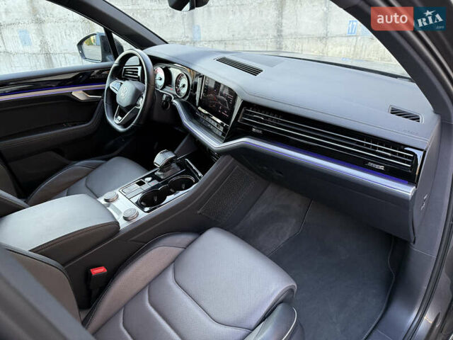 Сірий Фольксваген Туарег, об'ємом двигуна 3 л та пробігом 175 тис. км за 53999 $, фото 42 на Automoto.ua