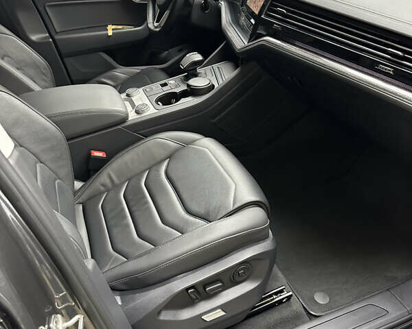 Серый Фольксваген Туарег, объемом двигателя 3 л и пробегом 129 тыс. км за 45500 $, фото 20 на Automoto.ua