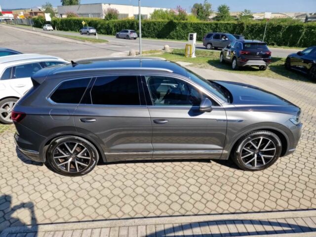 Серый Фольксваген Туарег, объемом двигателя 3 л и пробегом 19 тыс. км за 31000 $, фото 5 на Automoto.ua