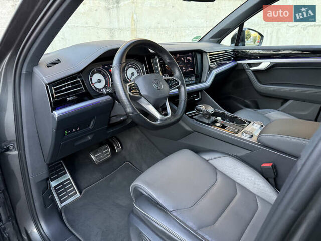 Сірий Фольксваген Туарег, об'ємом двигуна 3 л та пробігом 175 тис. км за 53999 $, фото 79 на Automoto.ua