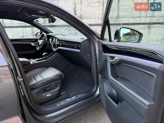 Сірий Фольксваген Туарег, об'ємом двигуна 3 л та пробігом 175 тис. км за 53999 $, фото 35 на Automoto.ua