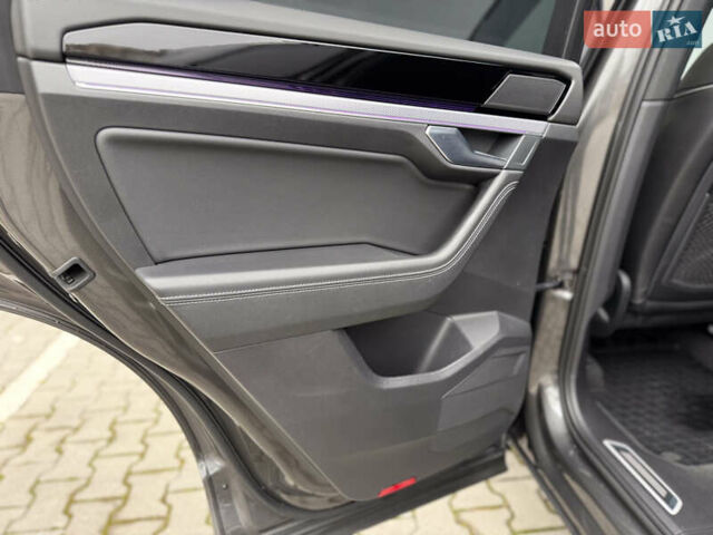 Серый Фольксваген Туарег, объемом двигателя 2.97 л и пробегом 160 тыс. км за 53700 $, фото 32 на Automoto.ua