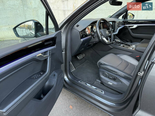 Сірий Фольксваген Туарег, об'ємом двигуна 3 л та пробігом 175 тис. км за 53999 $, фото 87 на Automoto.ua