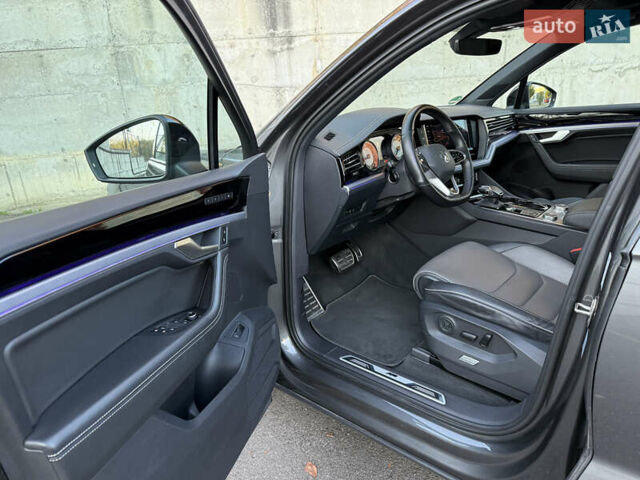 Серый Фольксваген Туарег, объемом двигателя 3 л и пробегом 175 тыс. км за 53999 $, фото 82 на Automoto.ua