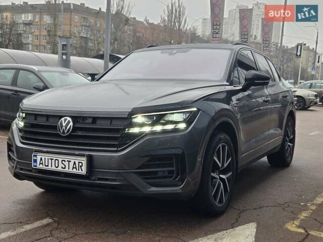 Серый Фольксваген Туарег, объемом двигателя 4 л и пробегом 196 тыс. км за 75900 $, фото 1 на Automoto.ua