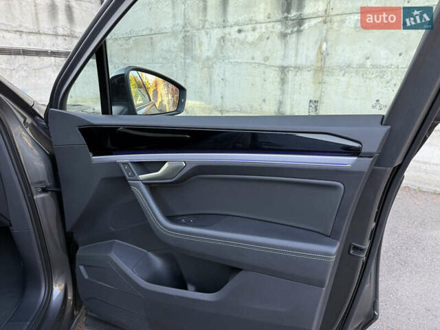 Сірий Фольксваген Туарег, об'ємом двигуна 3 л та пробігом 175 тис. км за 53999 $, фото 38 на Automoto.ua