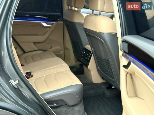 Серый Фольксваген Туарег, объемом двигателя 2.97 л и пробегом 97 тыс. км за 58700 $, фото 28 на Automoto.ua