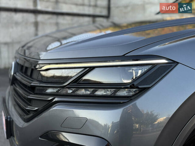 Серый Фольксваген Туарег, объемом двигателя 3 л и пробегом 175 тыс. км за 53999 $, фото 22 на Automoto.ua