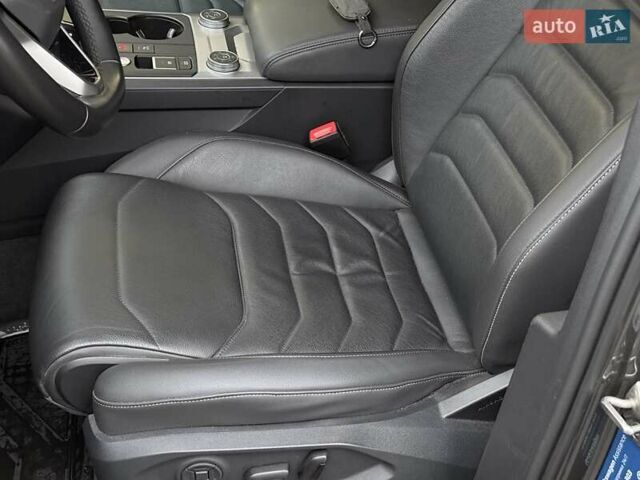 Серый Фольксваген Туарег, объемом двигателя 3 л и пробегом 41 тыс. км за 46900 $, фото 27 на Automoto.ua