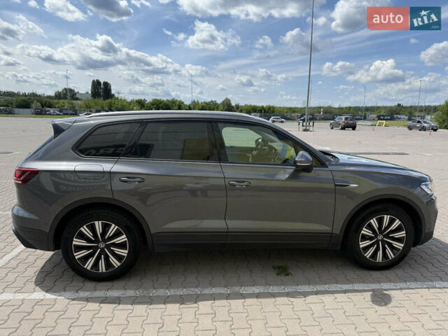 Серый Фольксваген Туарег, объемом двигателя 2.97 л и пробегом 159 тыс. км за 55000 $, фото 6 на Automoto.ua