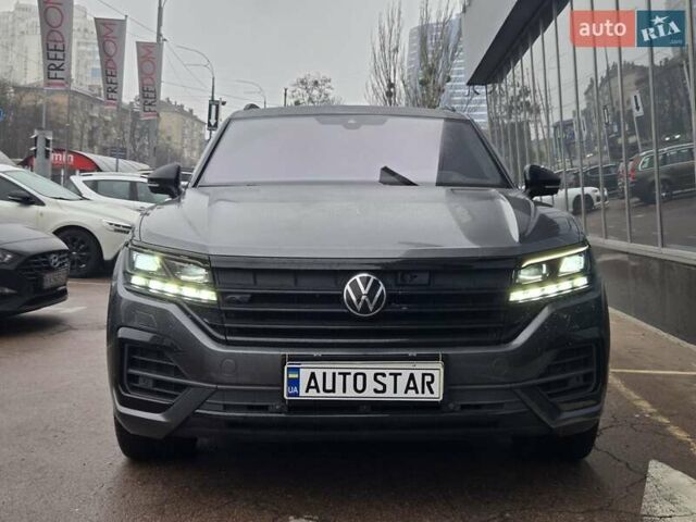 Серый Фольксваген Туарег, объемом двигателя 4 л и пробегом 196 тыс. км за 75900 $, фото 2 на Automoto.ua