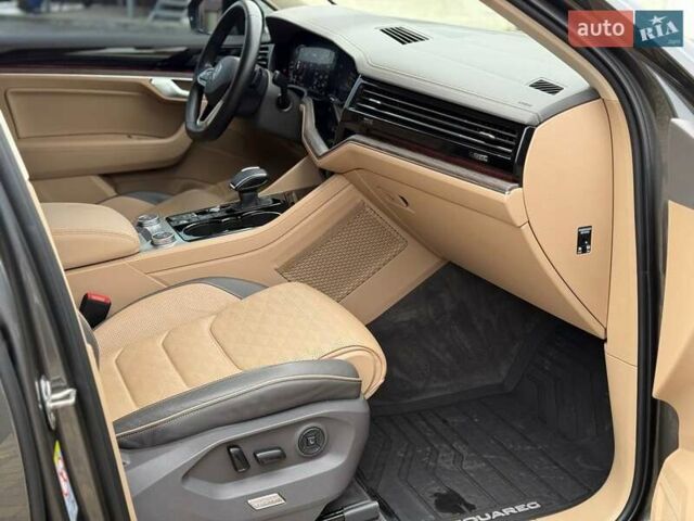 Серый Фольксваген Туарег, объемом двигателя 2.97 л и пробегом 97 тыс. км за 58700 $, фото 19 на Automoto.ua