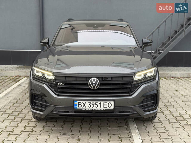 Серый Фольксваген Туарег, объемом двигателя 2.97 л и пробегом 160 тыс. км за 53700 $, фото 2 на Automoto.ua