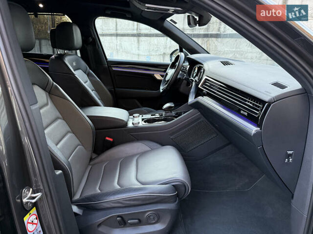 Серый Фольксваген Туарег, объемом двигателя 3 л и пробегом 175 тыс. км за 53999 $, фото 34 на Automoto.ua