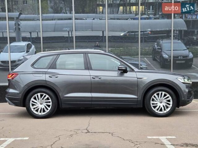 Серый Фольксваген Туарег, объемом двигателя 3 л и пробегом 120 тыс. км за 50300 $, фото 6 на Automoto.ua