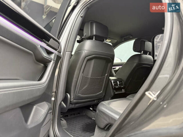 Серый Фольксваген Туарег, объемом двигателя 2.97 л и пробегом 160 тыс. км за 53700 $, фото 31 на Automoto.ua