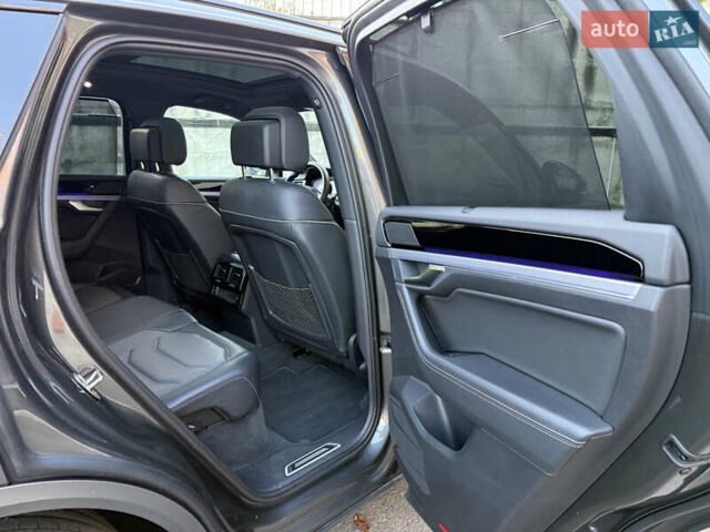 Сірий Фольксваген Туарег, об'ємом двигуна 3 л та пробігом 175 тис. км за 53999 $, фото 50 на Automoto.ua