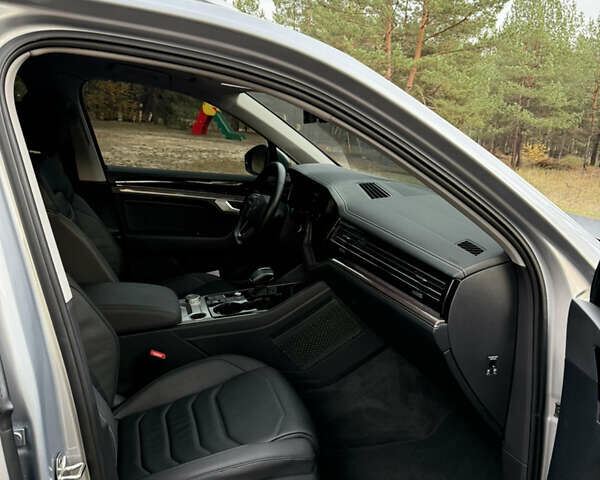 Серый Фольксваген Туарег, объемом двигателя 3 л и пробегом 56 тыс. км за 46900 $, фото 7 на Automoto.ua