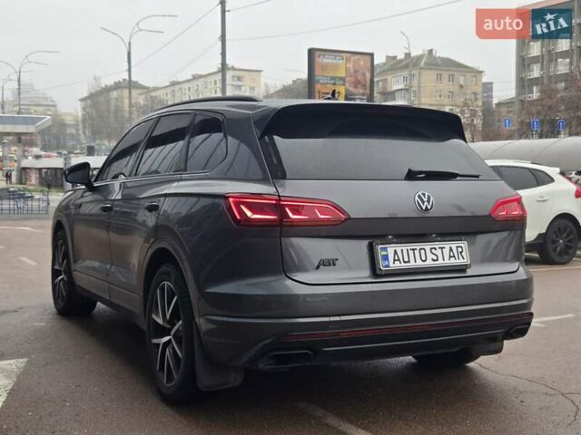 Серый Фольксваген Туарег, объемом двигателя 4 л и пробегом 196 тыс. км за 75900 $, фото 4 на Automoto.ua