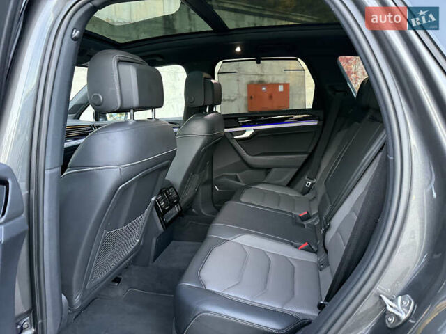 Серый Фольксваген Туарег, объемом двигателя 3 л и пробегом 175 тыс. км за 53999 $, фото 65 на Automoto.ua