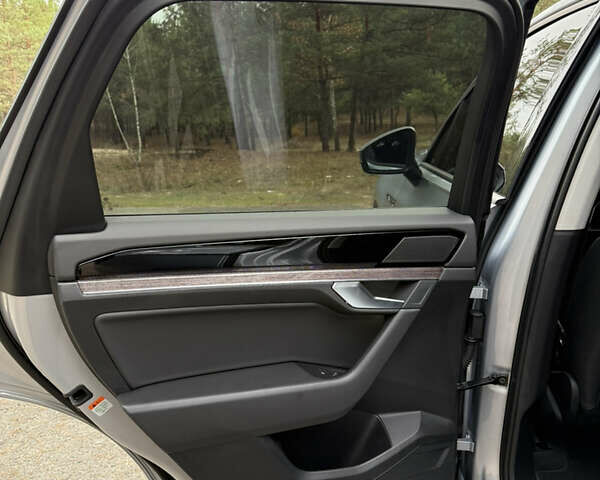 Серый Фольксваген Туарег, объемом двигателя 3 л и пробегом 56 тыс. км за 46900 $, фото 10 на Automoto.ua