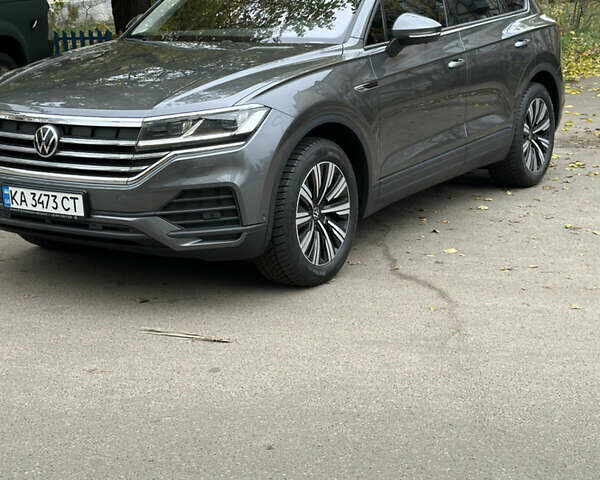 Серый Фольксваген Туарег, объемом двигателя 3 л и пробегом 129 тыс. км за 45500 $, фото 5 на Automoto.ua