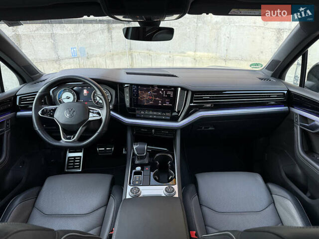 Сірий Фольксваген Туарег, об'ємом двигуна 3 л та пробігом 175 тис. км за 53999 $, фото 58 на Automoto.ua