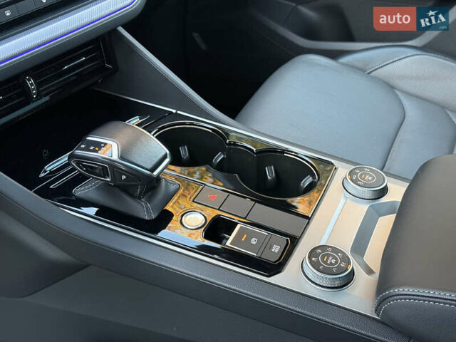 Серый Фольксваген Туарег, объемом двигателя 3 л и пробегом 175 тыс. км за 53999 $, фото 79 на Automoto.ua