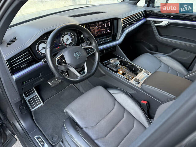 Сірий Фольксваген Туарег, об'ємом двигуна 3 л та пробігом 175 тис. км за 53999 $, фото 81 на Automoto.ua