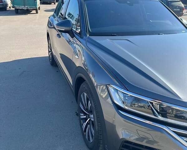 Сірий Фольксваген Туарег, об'ємом двигуна 3 л та пробігом 17 тис. км за 70164 $, фото 7 на Automoto.ua