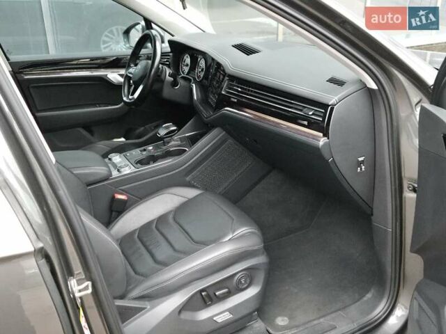 Серый Фольксваген Туарег, объемом двигателя 3 л и пробегом 120 тыс. км за 50300 $, фото 9 на Automoto.ua