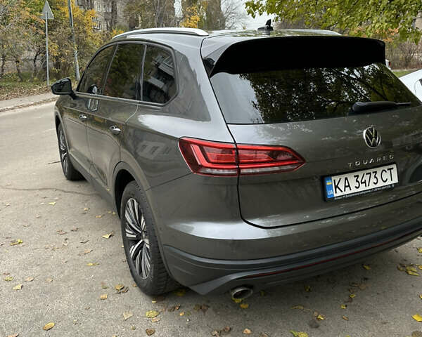 Серый Фольксваген Туарег, объемом двигателя 3 л и пробегом 129 тыс. км за 45500 $, фото 2 на Automoto.ua
