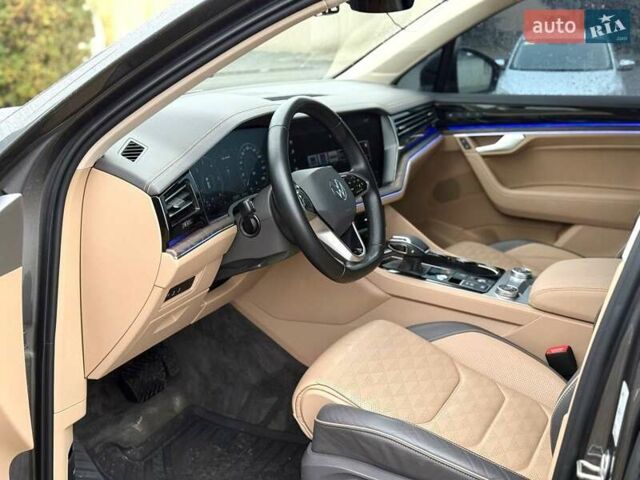 Серый Фольксваген Туарег, объемом двигателя 2.97 л и пробегом 97 тыс. км за 58700 $, фото 21 на Automoto.ua