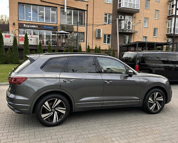 Сірий Фольксваген Туарег, об'ємом двигуна 2.97 л та пробігом 135 тис. км за 55000 $, фото 2 на Automoto.ua